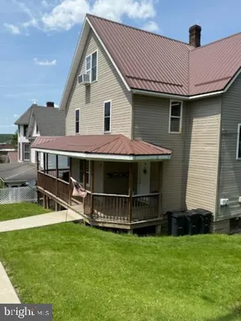a view of a house with a backyard
