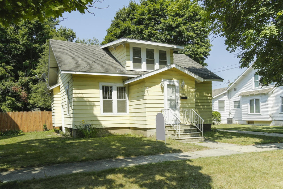 818 East Street Three Rivers, MI 49093 - Photo 1 of 25 818 east -101
