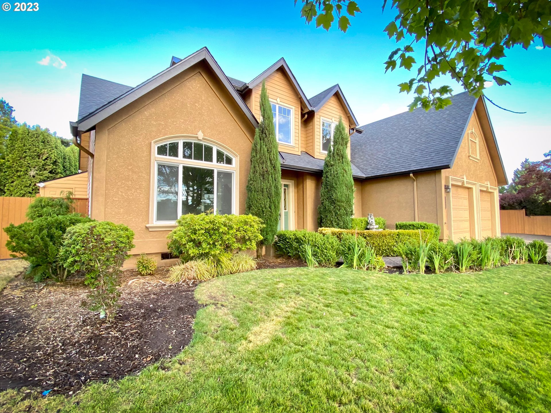 a view of front of house with a yard
