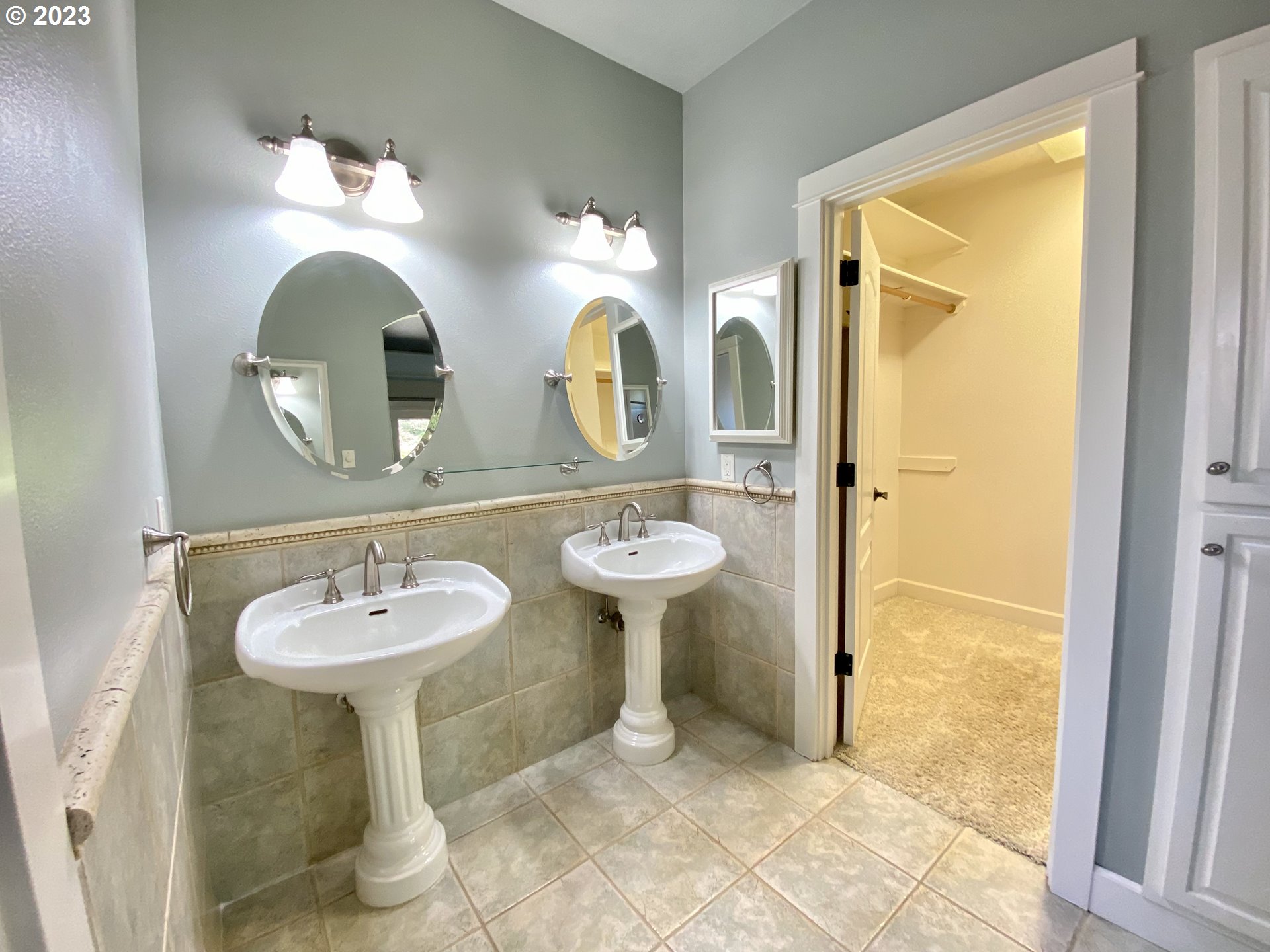 2983 Grand Cayman Drive Eugene, OR 97408 - Photo 30 of 43 a bathroom with a sink and a mirror