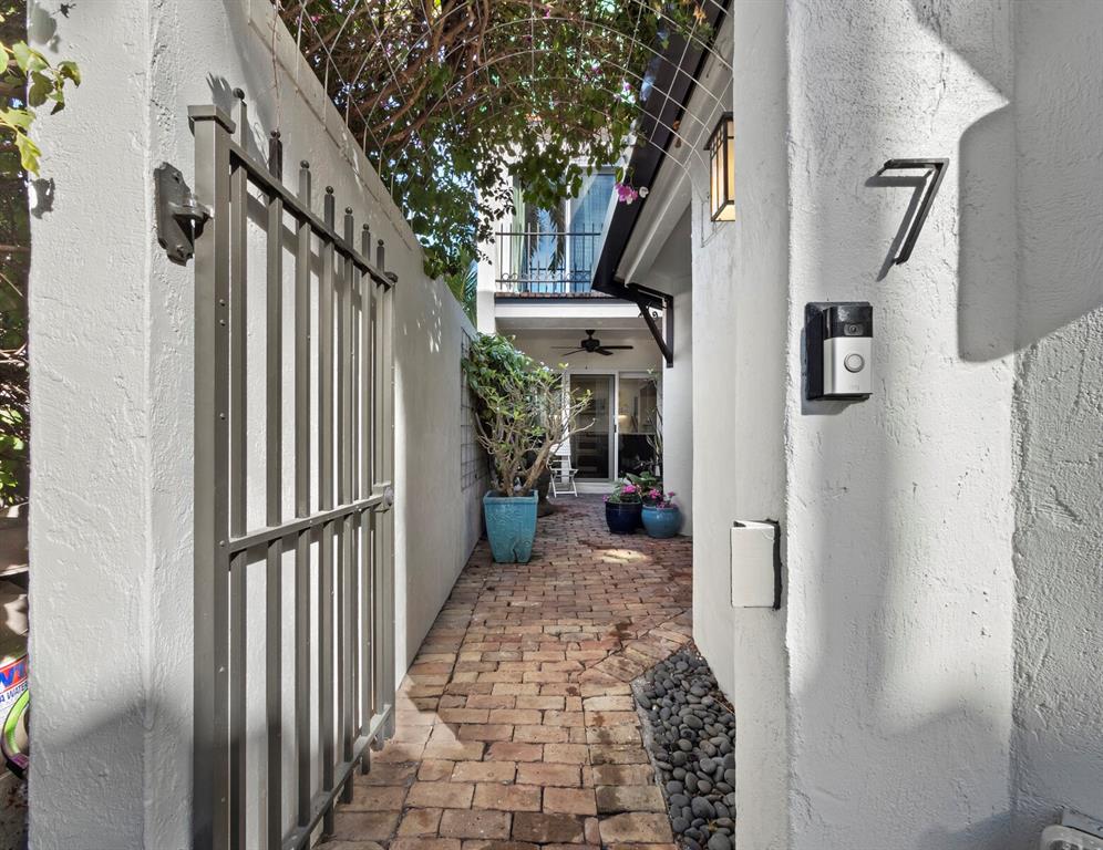 200 Cocoanut Avenue, Unit 7 Sarasota, FL 34236 - Photo 7 of 63 a view of a back yard from a corridor
