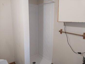 433 Southeast 9th Street Madras, OR 97741 - Photo 25 of 27 Small unit shower