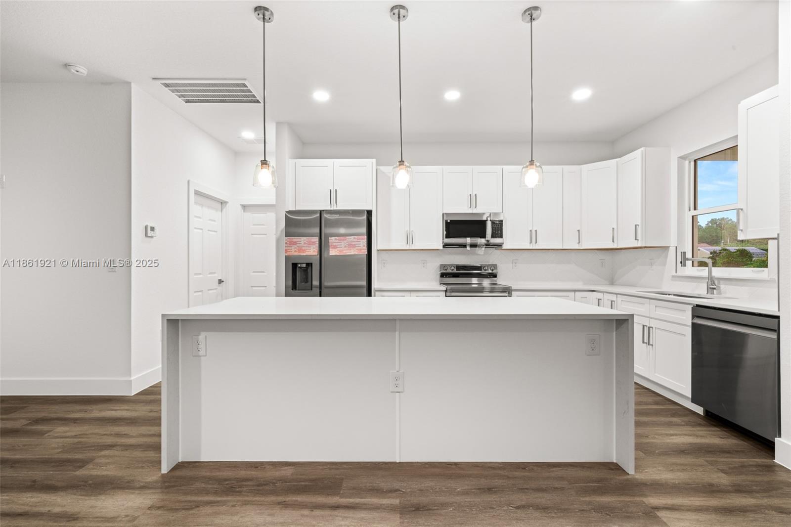 1457 Mitchell Drive Sebring, FL 33872 - Photo 6 of 48