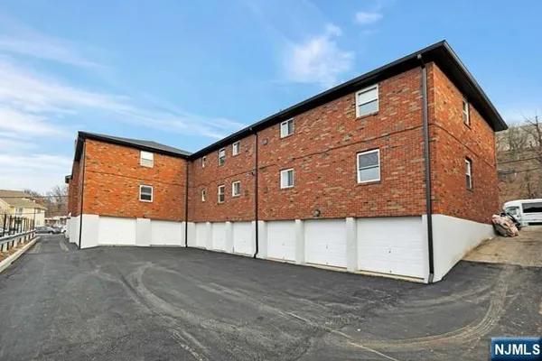 $1,950 | 570 Fairview Avenue, Unit 14, Fairview, NJ 07022