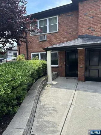 $1,950 | 570 Fairview Avenue, Unit 14, Fairview, NJ 07022