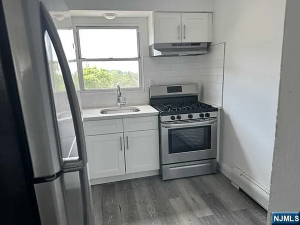$1,950 | 570 Fairview Avenue, Unit 14, Fairview, NJ 07022