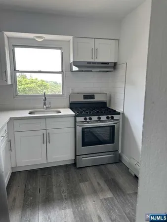 $1,950 | 570 Fairview Avenue, Unit 14, Fairview, NJ 07022