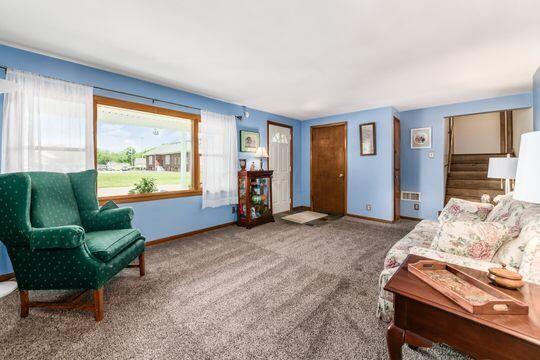 1677 Jackson Road Columbus, OH 43223 - Photo 13 of 48 Living Room