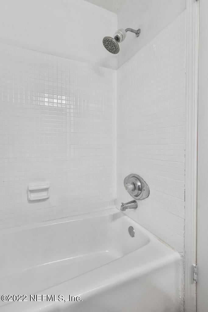 1647 El Camino Road, Unit 5 Jacksonville, FL 32216 - Photo 29 of 44 a bathroom with a bathtub
