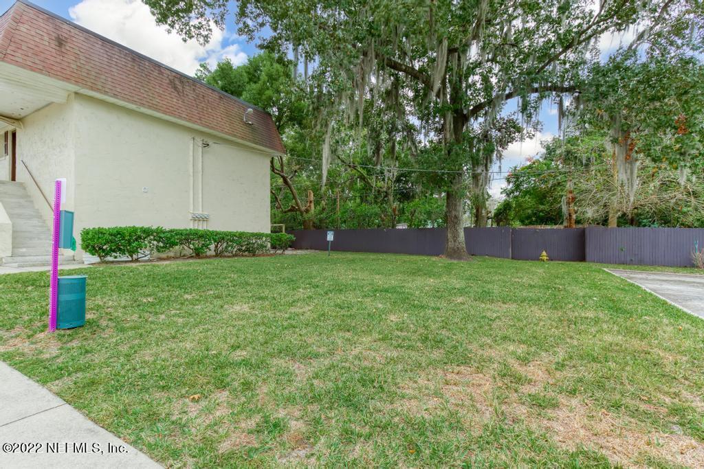 1647 El Camino Road, Unit 5 Jacksonville, FL 32216 - Photo 39 of 44 a backyard of a house with lots of green space