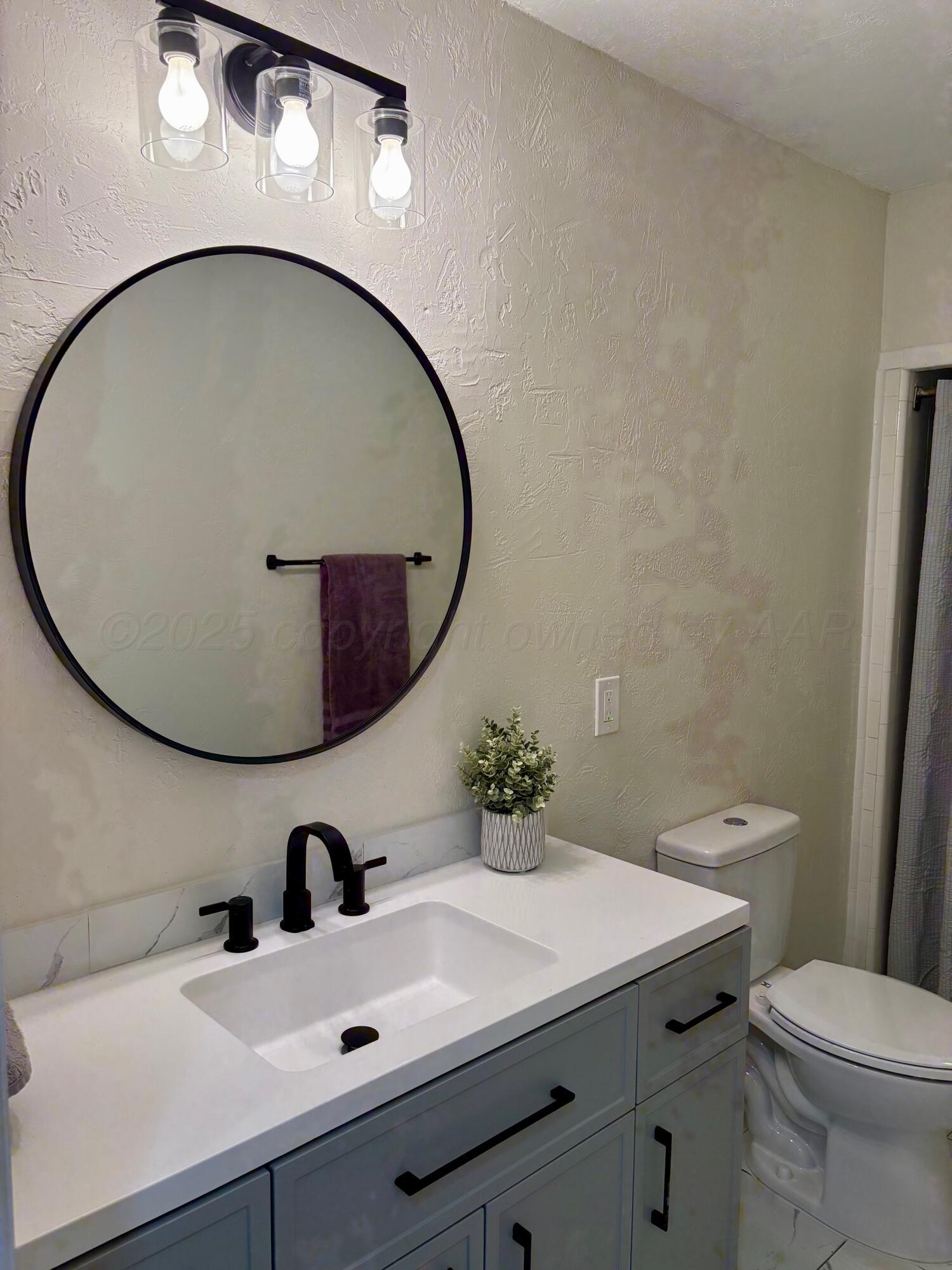 1114 Parr Street Amarillo, TX 79106 - Photo 23 of 28 a bathroom with a sink and mirror