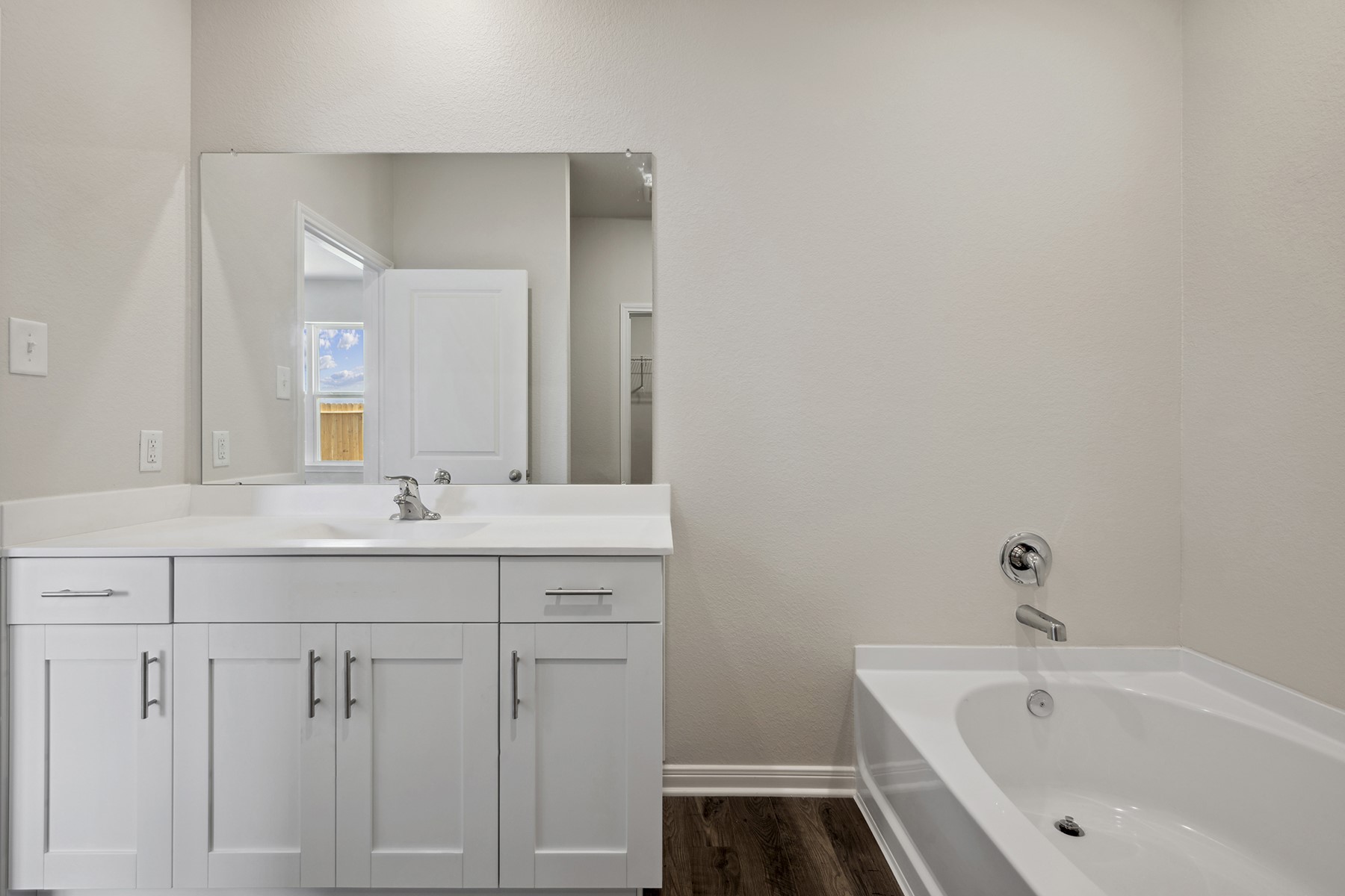 10338 Red Cardinal Drive Cleveland, TX 77328 - Photo 14 of 25 a bathroom with a sink and a bathtub
