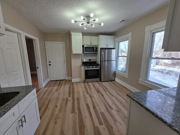 $2,200 | 184 King Street, Unit 2, Springfield, MA 01109