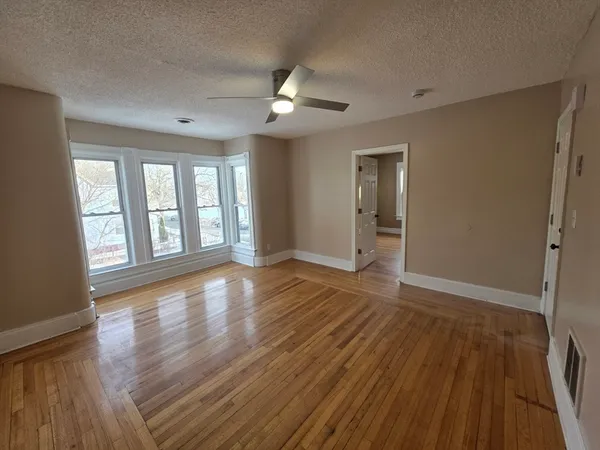$2,200 | 184 King Street, Unit 2, Springfield, MA 01109
