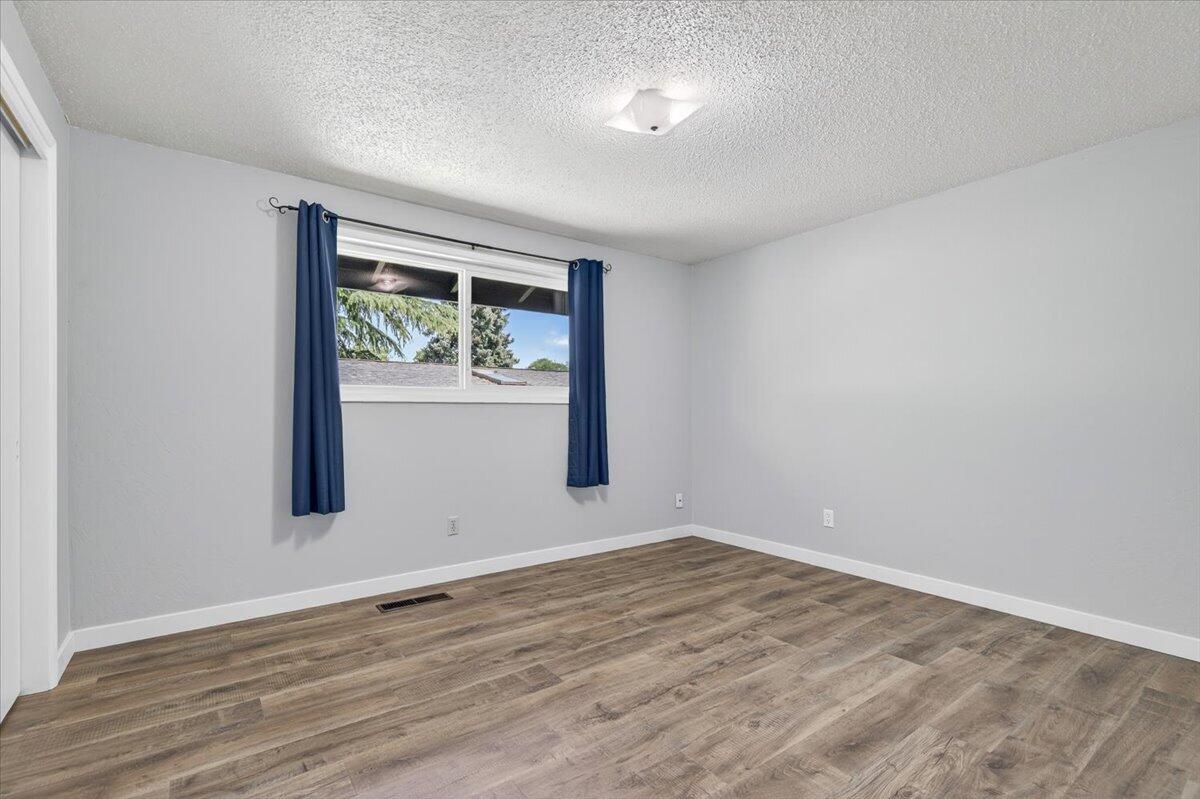 309 North Berkeley Way Medford, OR 97504 - Photo 21 of 32 3rd bedroom