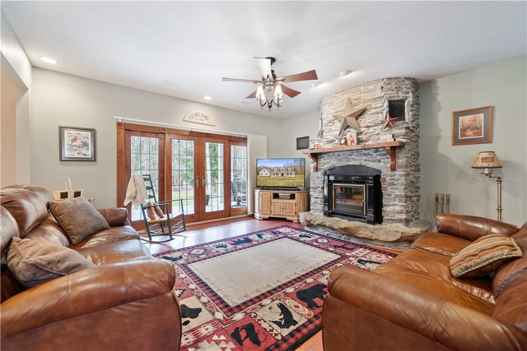 528 Hahn Road Canonsburg, PA 15317 - Photo 4 of 25 Gallery Image 4