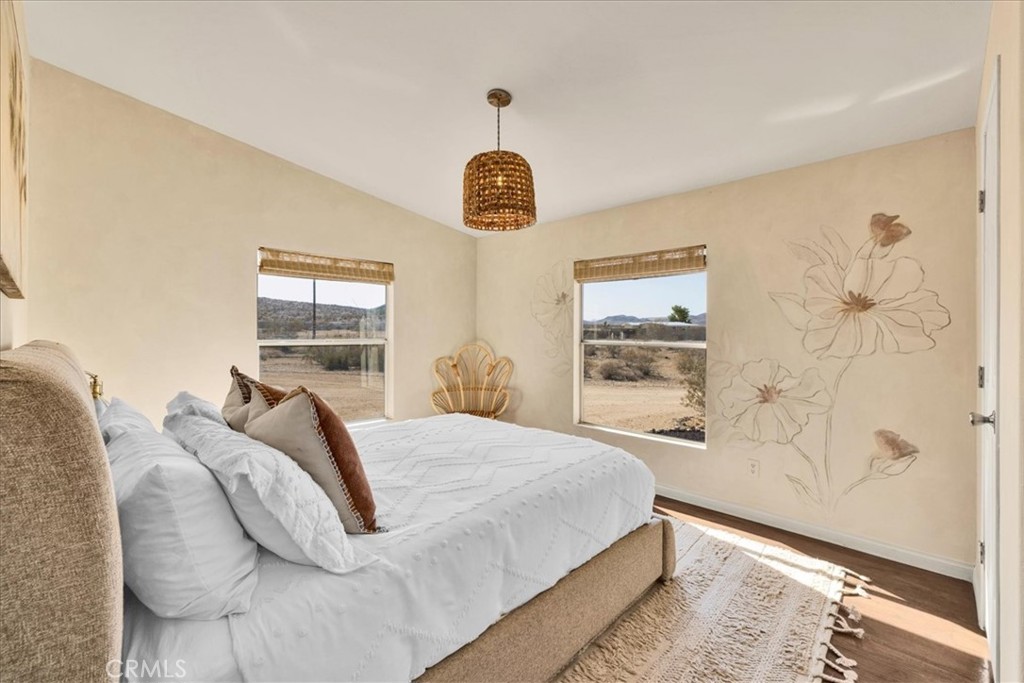 60707 Sonora Road Joshua Tree, CA 92252 - Photo 33 of 48 a bedroom with a bed and a window