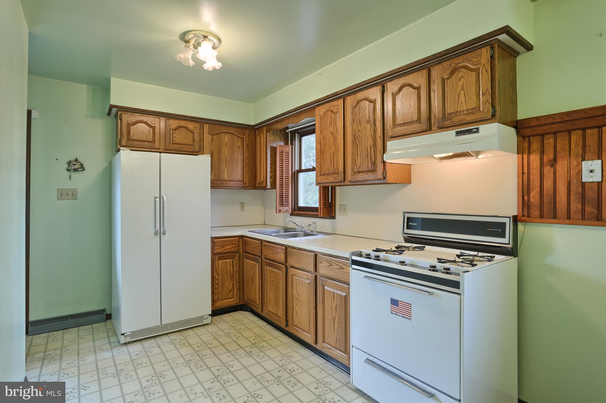 318 Beaver Road Harrisburg, PA 17112 - Photo 4 of 19 Kitchen with gas stove