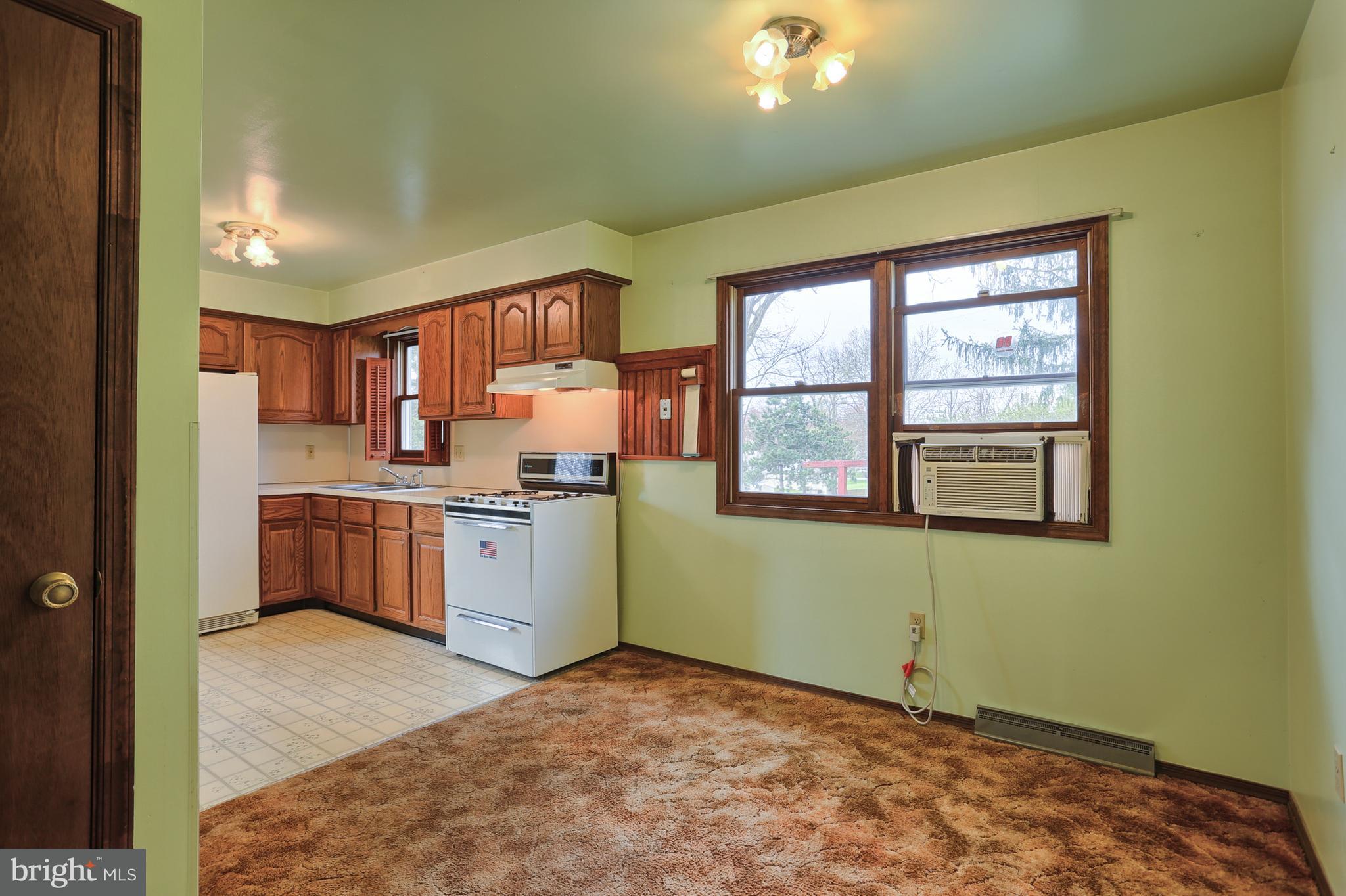 318 Beaver Road Harrisburg, PA 17112 - Photo 5 of 19 Kitchen/dining area