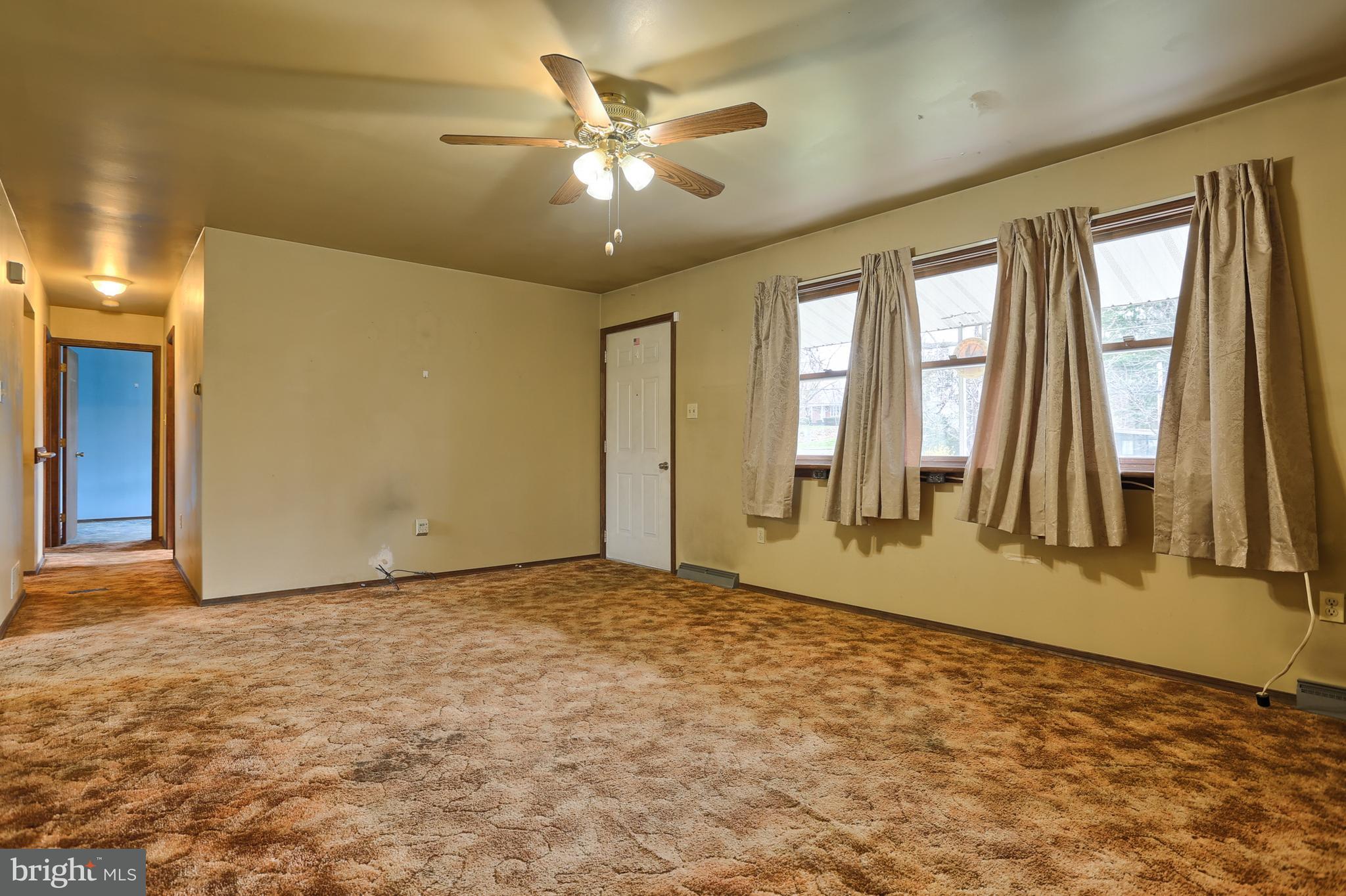 318 Beaver Road Harrisburg, PA 17112 - Photo 8 of 19 Living room