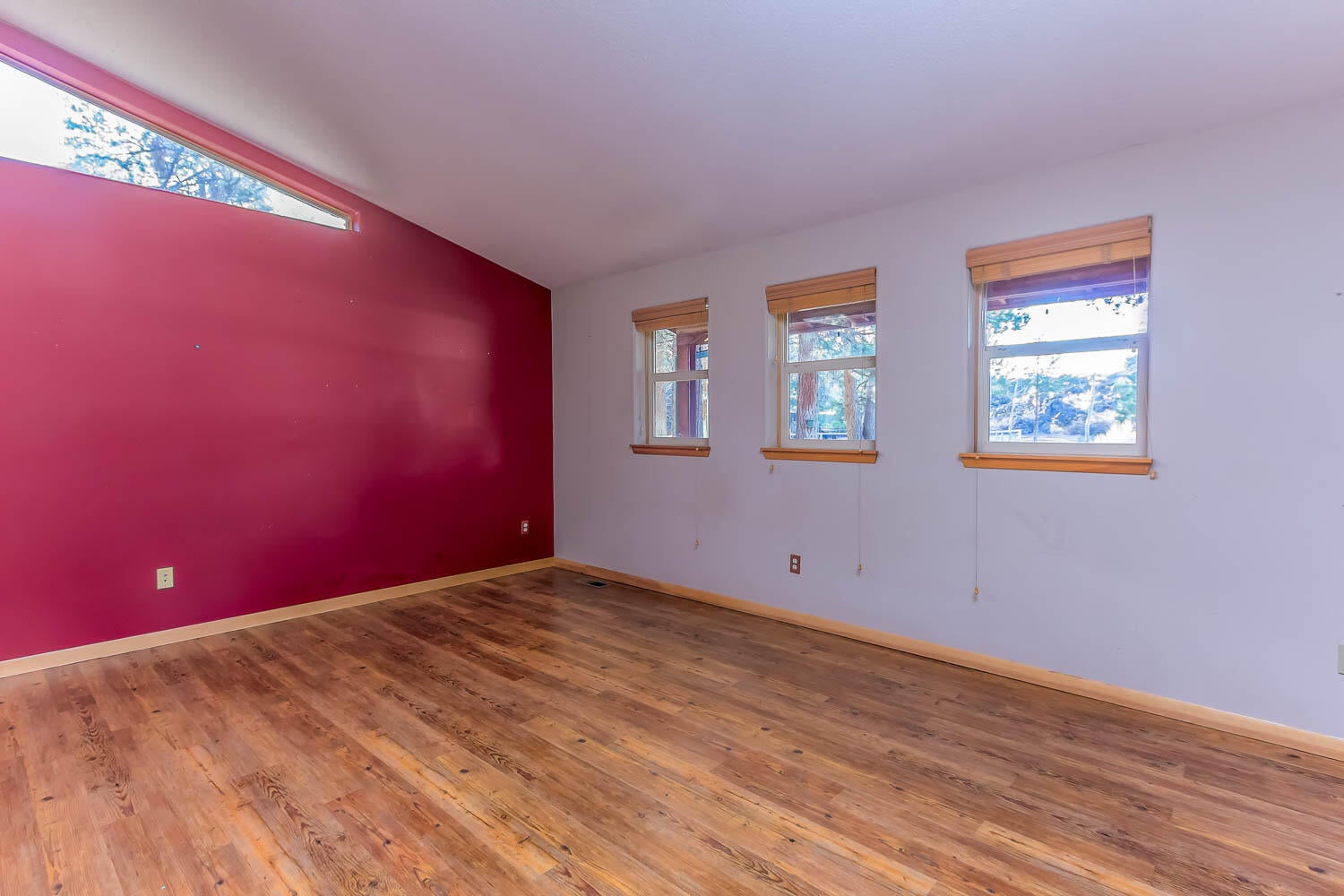 19402 Comanche Circle Bend, OR 97702 - Photo 9 of 43 Living room 1