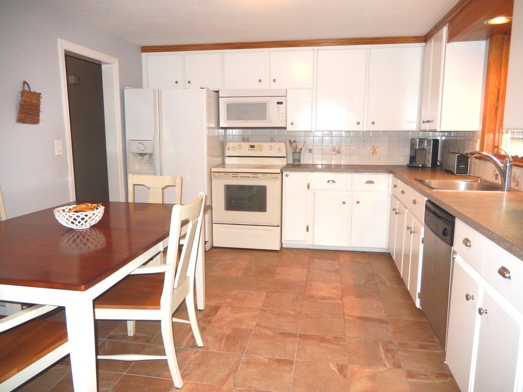 19 Roberta Road Sharon, MA 02067 - Photo 4 of 23 Gallery Image 4