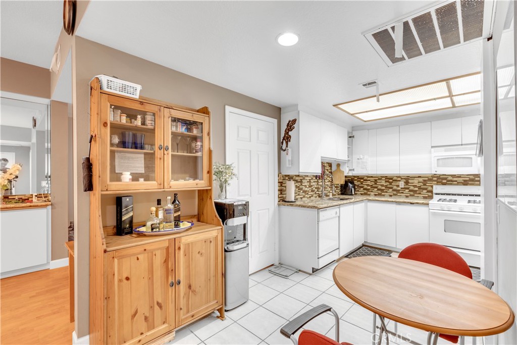 10511 Ashton Avenue, Unit 101 Los Angeles, CA 90024 - Photo 12 of 30