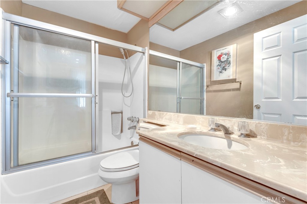 10511 Ashton Avenue, Unit 101 Los Angeles, CA 90024 - Photo 19 of 30 2nd bathroom en suite