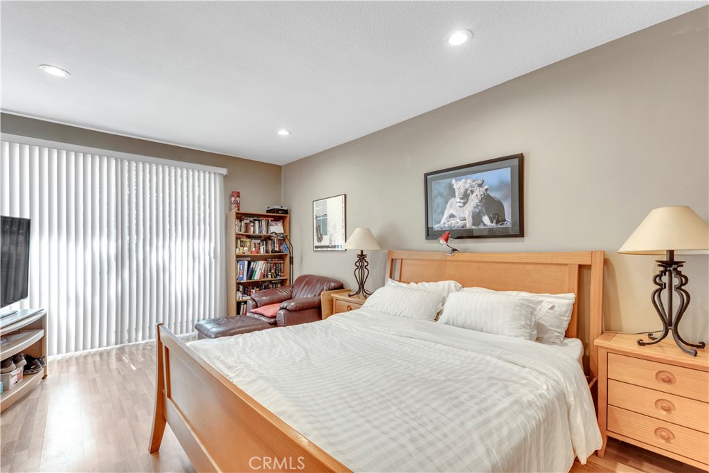 10511 Ashton Avenue, Unit 101 Los Angeles, CA 90024 - Photo 21 of 30 Primary bedroom