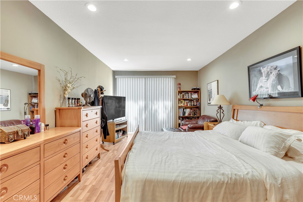 10511 Ashton Avenue, Unit 101 Los Angeles, CA 90024 - Photo 22 of 30 Primary bedroom
