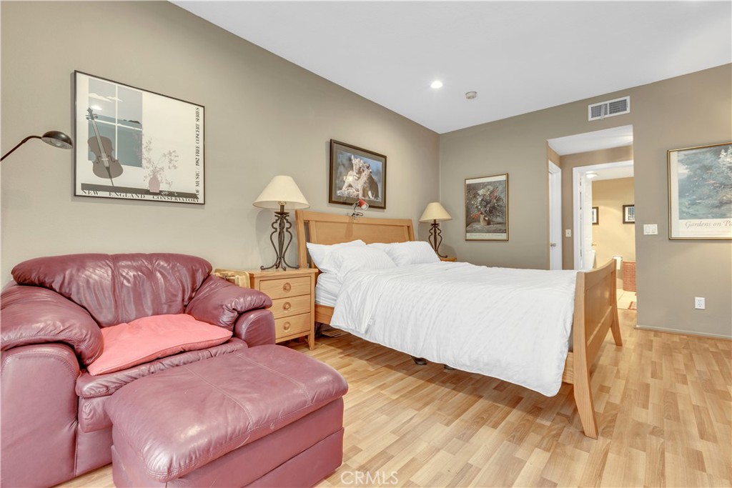 10511 Ashton Avenue, Unit 101 Los Angeles, CA 90024 - Photo 23 of 30 Primary bedroom