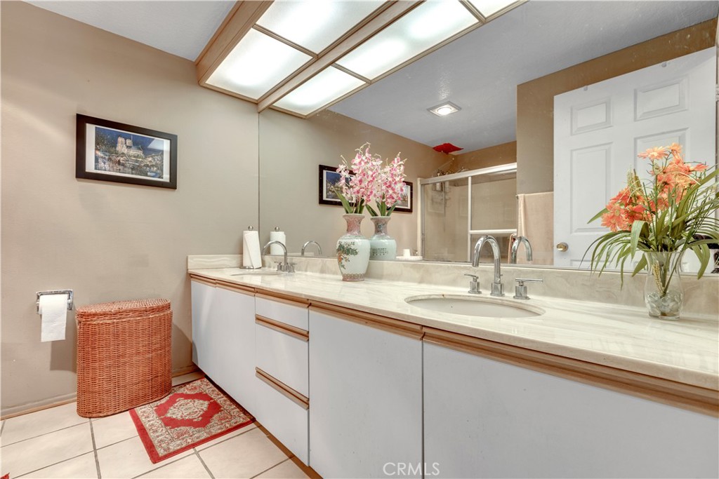 10511 Ashton Avenue, Unit 101 Los Angeles, CA 90024 - Photo 24 of 30 Primary en suite bathroom