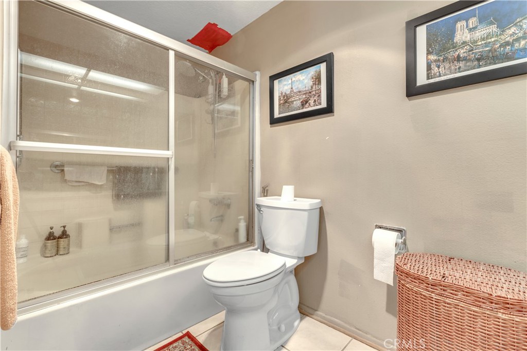 10511 Ashton Avenue, Unit 101 Los Angeles, CA 90024 - Photo 25 of 30 Primary en suite bathroom