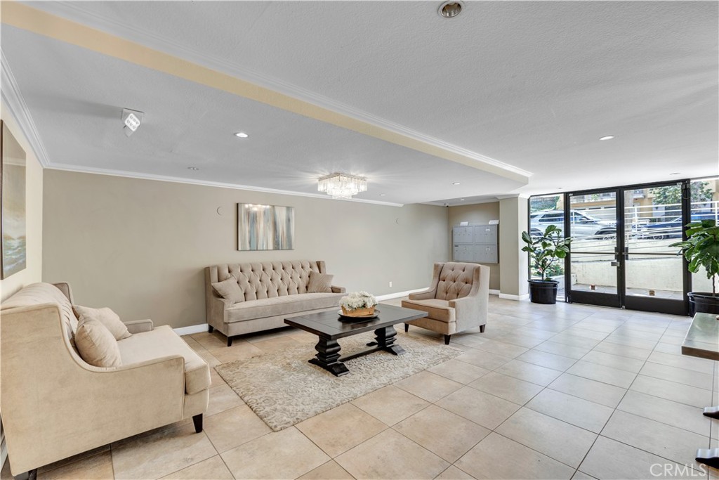 10511 Ashton Avenue, Unit 101 Los Angeles, CA 90024 - Photo 30 of 30 Lobby area