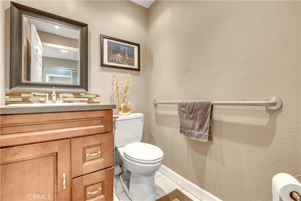 10511 Ashton Avenue, Unit 101 Los Angeles, CA 90024 - Photo 7 of 30 1/2 bathroom