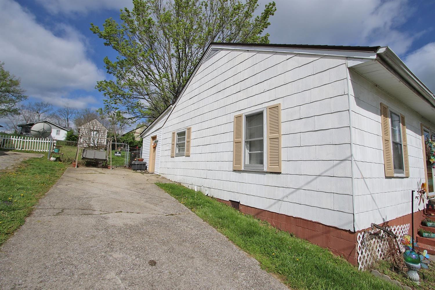 220 Locust Grove Road Winchester, KY 40391 - Photo 25 of 30 Driveway can fit two cars.