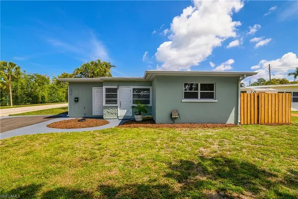 $2,200 | 1015 10th Avenue North, Unit 1011, Naples, FL 34102