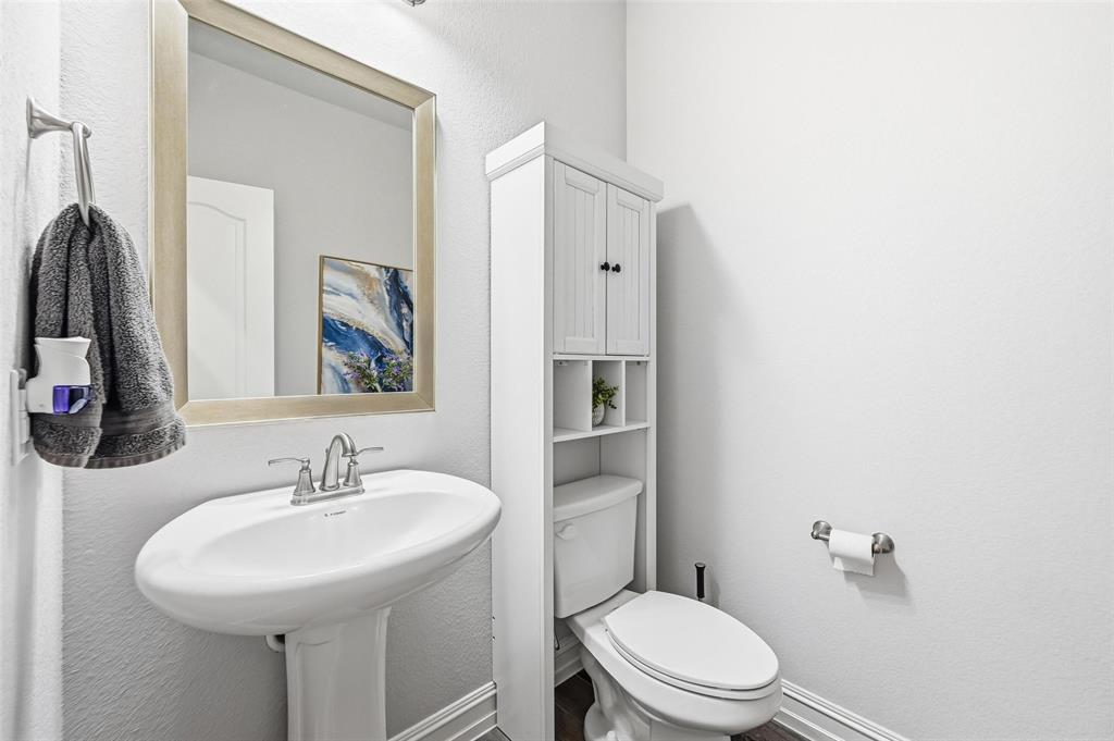 609 Dusty Glen Trail Midlothian, TX 76065 - Photo 16 of 40 a bathroom with a sink toilet and mirror