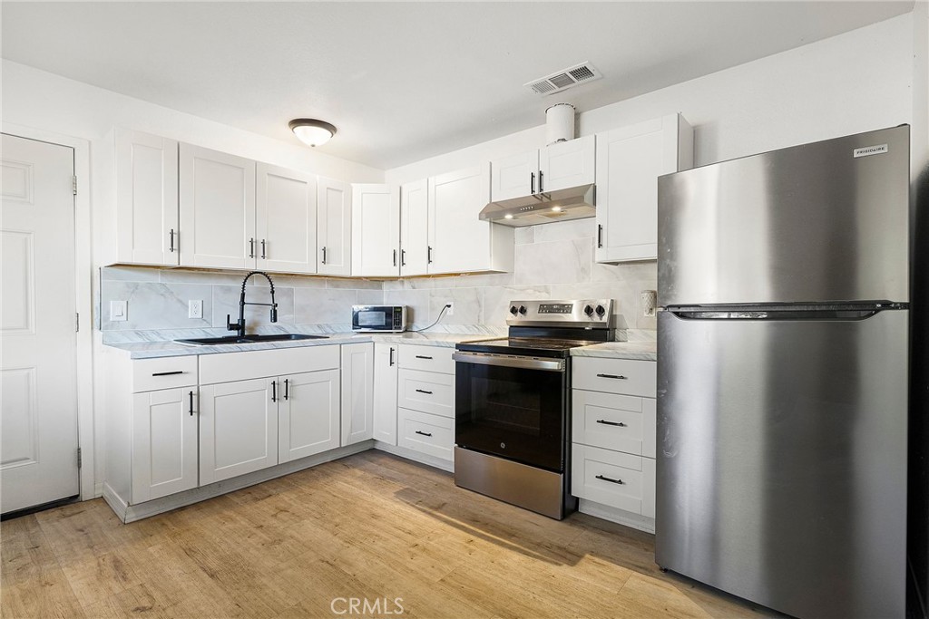 342 Rio Vista Court Corning, CA 96021 - Photo 9 of 28 a kitchen with stainless steel appliances granite countertop a refrigerator stove a sink and dishwasher