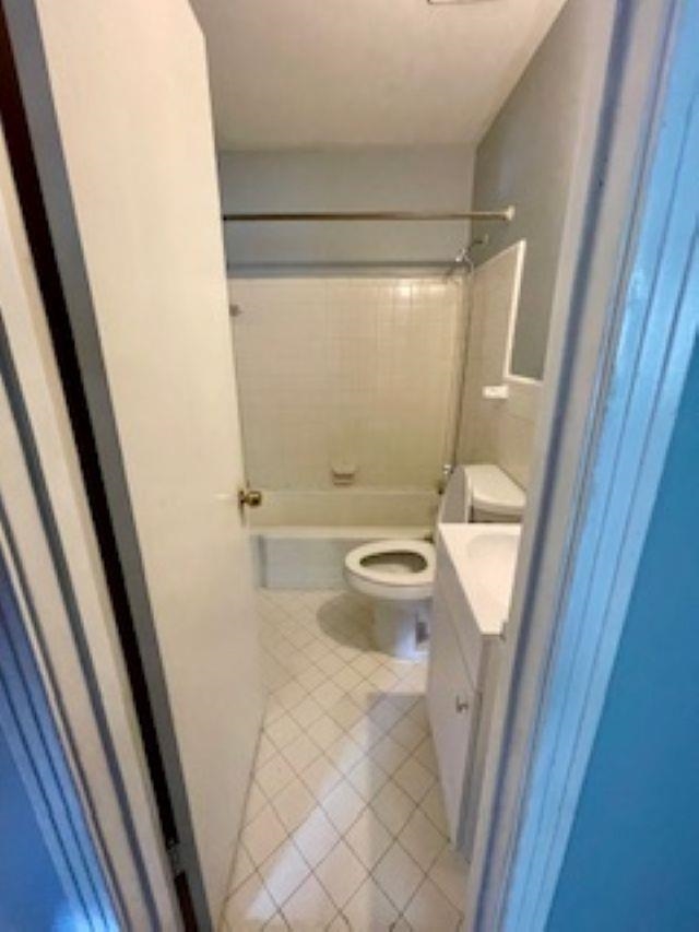 3347 South Perkins Road Memphis, TN 38118 - Photo 10 of 19 a bathroom with a sink and toilet