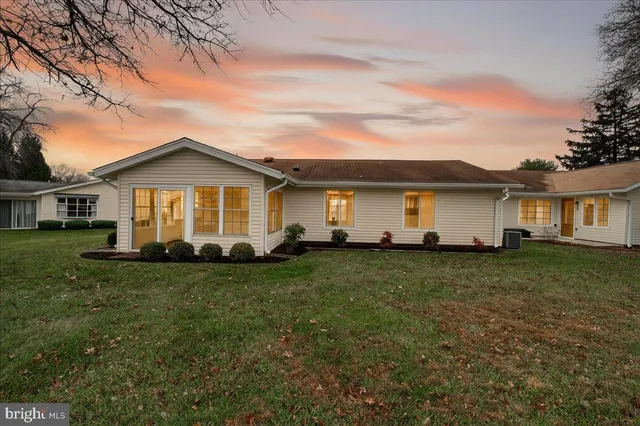 a view of a yard with a house