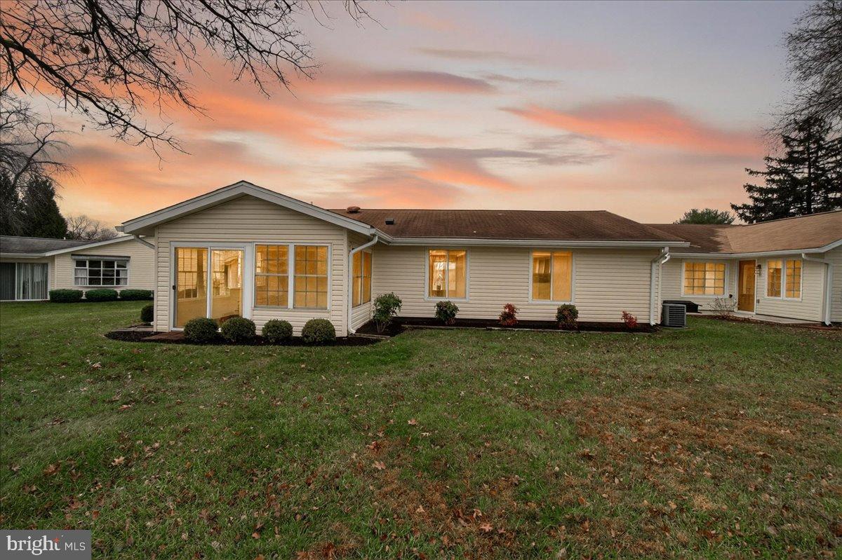 a view of a yard with a house