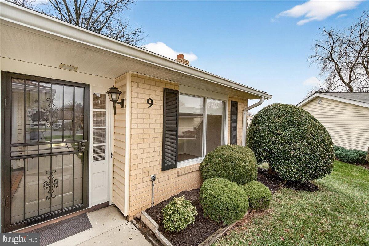 9 Fitzhugh Court, Unit 71B Silver Spring, MD 20906 - Photo 4 of 48 Charming entryway