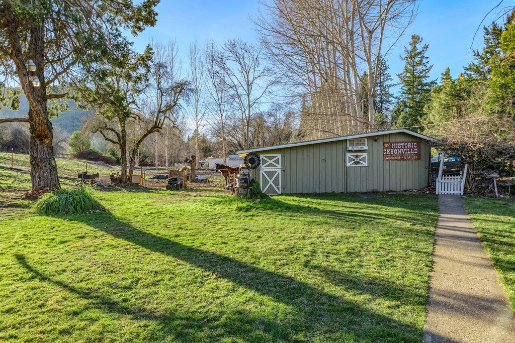 1793 Lampman Road Gold Hill, OR 97525 - Photo 5 of 45 LR(4)