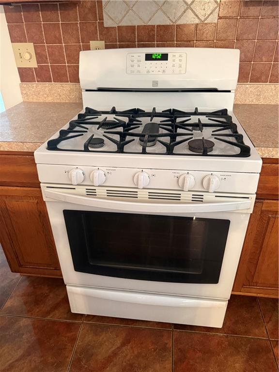 682 Bridge Way Lithonia, GA 30058 - Photo 8 of 25 a stove top oven sitting inside of a kitchen
