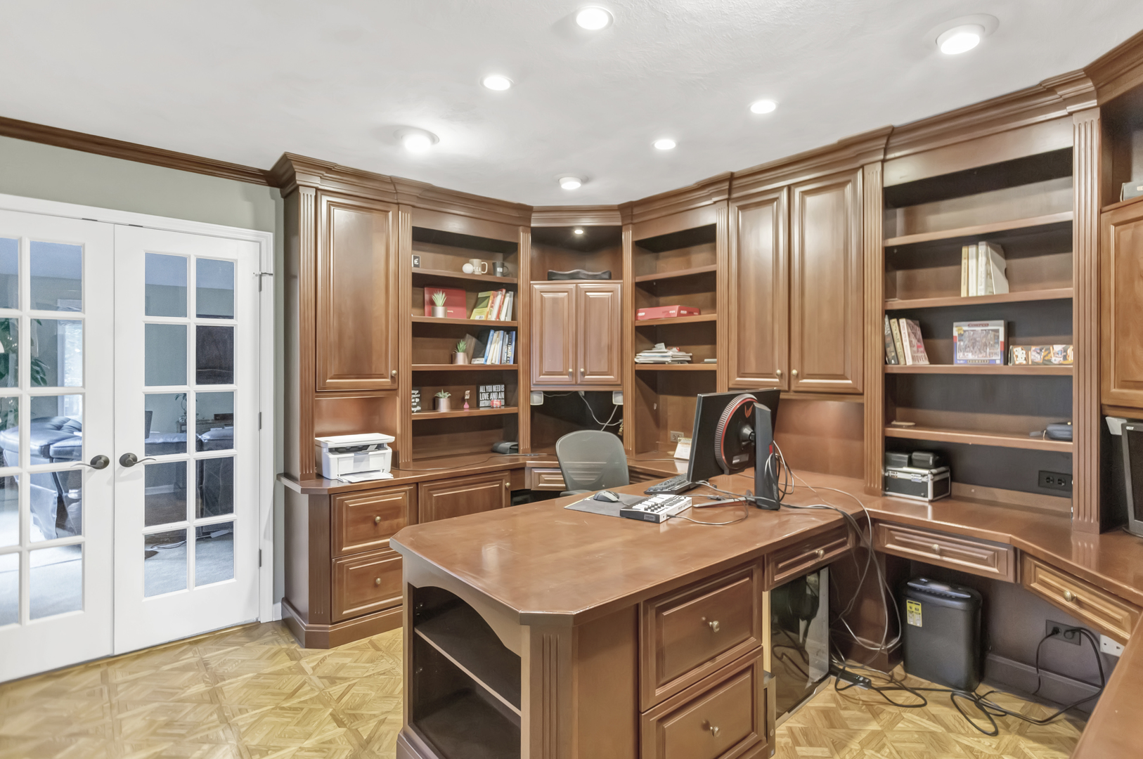 985 Chapel Court North Glen Ellyn, IL 60137 - Photo 19 of 46 a kitchen that has a lot of cabinets in it