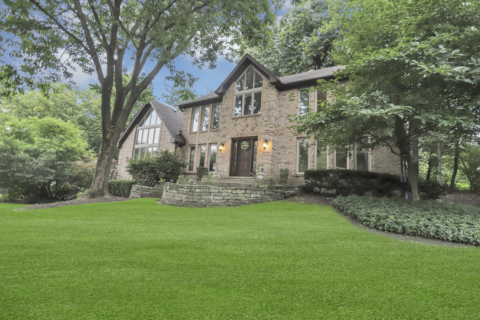 985 Chapel Court North Glen Ellyn, IL 60137 - Photo 2 of 46 a front view of a house with a garden