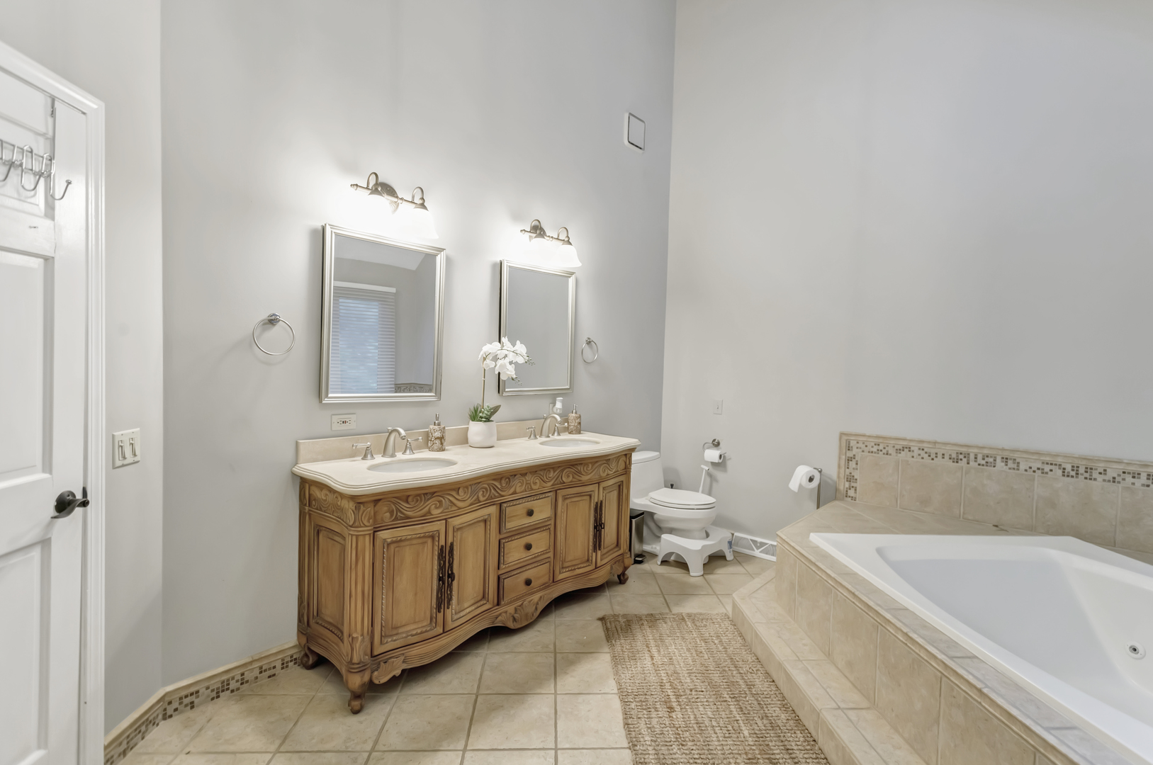 985 Chapel Court North Glen Ellyn, IL 60137 - Photo 25 of 46 a spacious bathroom with a tub sink and mirror