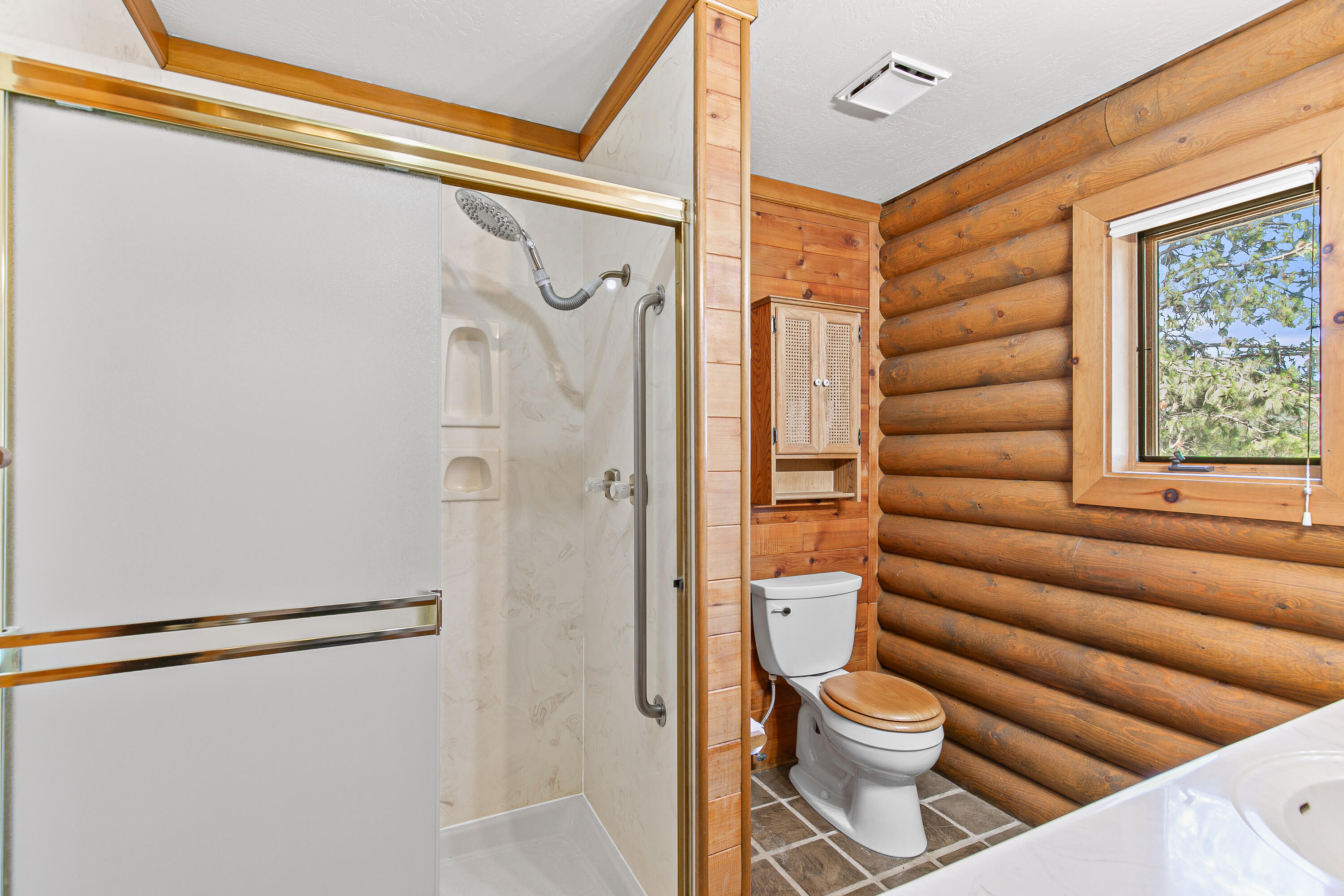 11597 Corp Ranch Road Ashland, OR 97520 - Photo 25 of 57 Primary bathroom