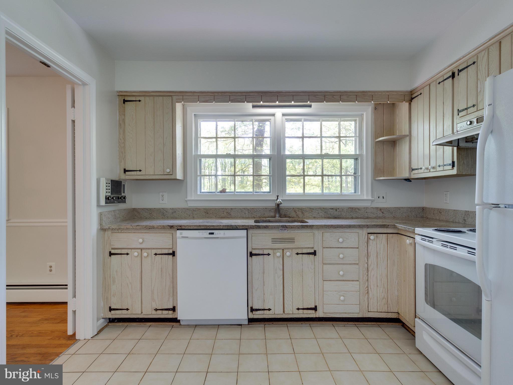 7828 Langley Ridge Road McLean, VA 22102 - Photo 5 of 28 Bright, Sunny Kitchen